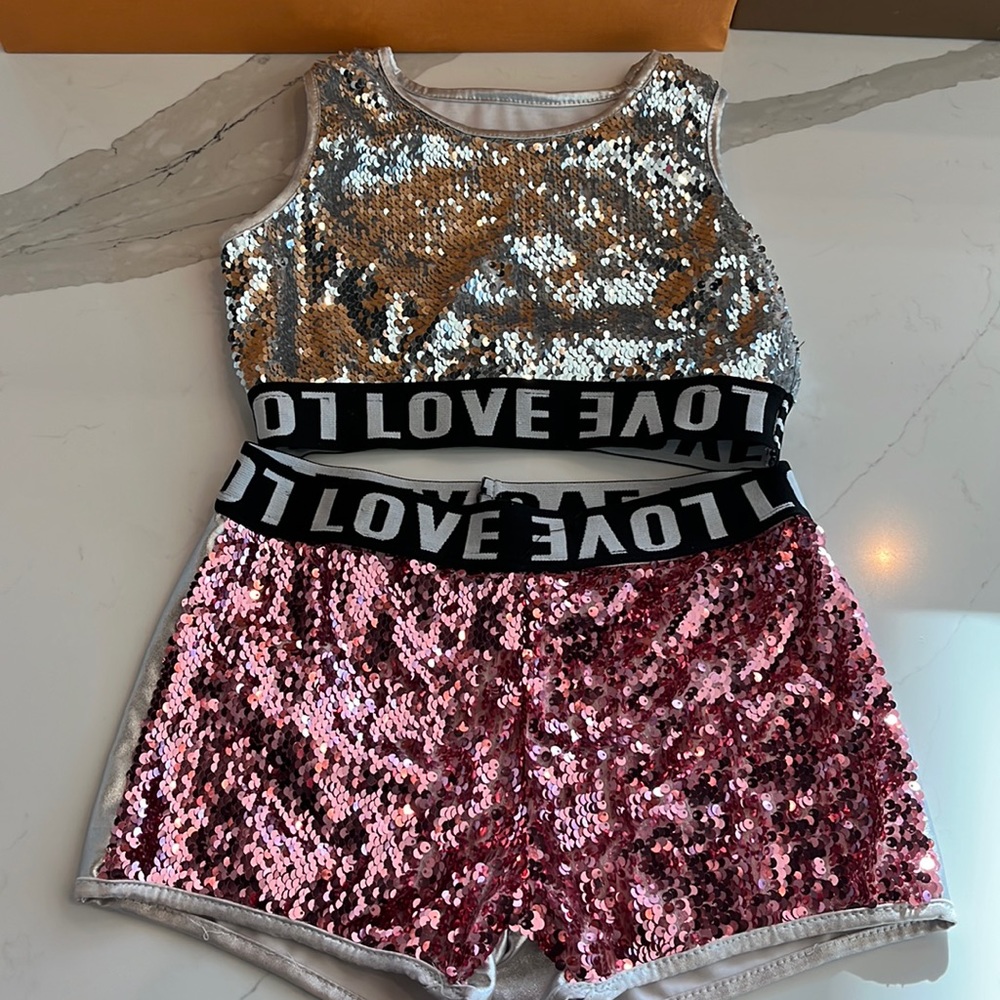 Dance outfit, gymnastics crop top with shorts set.